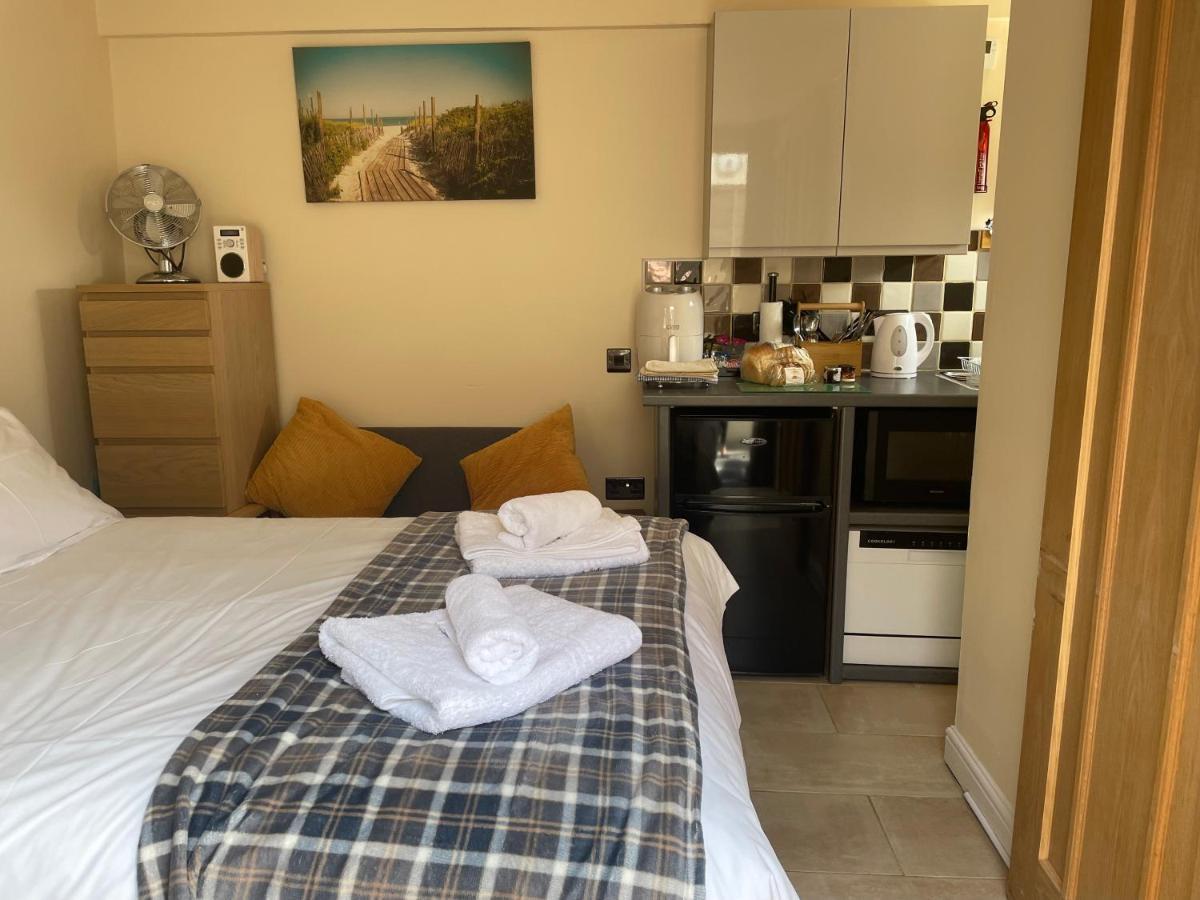 Auntie Bett'S - Cosy Double Ensuite Room With Mini Kitchen Kingsbridge  Exterior photo