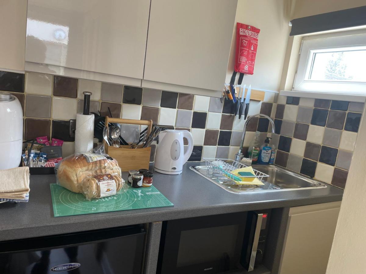 Auntie Bett'S - Cosy Double Ensuite Room With Mini Kitchen Kingsbridge  Exterior photo