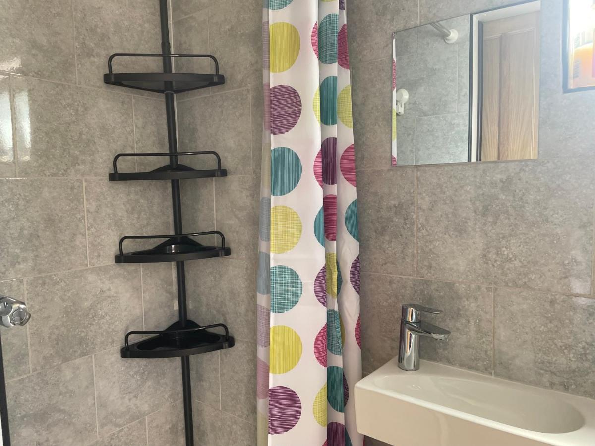 Auntie Bett'S - Cosy Double Ensuite Room With Mini Kitchen Kingsbridge  Exterior photo
