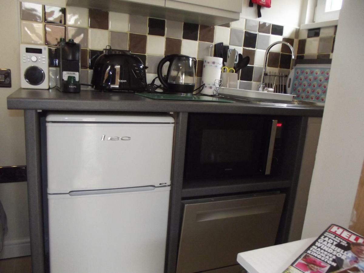 Auntie Bett'S - Cosy Double Ensuite Room With Mini Kitchen Kingsbridge  Exterior photo
